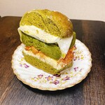 下田流 - モチモチ抹茶ティラミス風ベーグルサンド(650円)