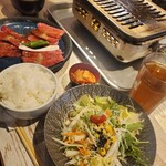 肉の醍醐 - ランチにはサラダ、牛骨スープ、キムチ、お茶がついてます。