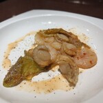 焼肉 いのうえ - キムチの中にはホタテと海老