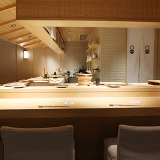 和の雰囲気と職人技を楽しめるカウンター10席の店内