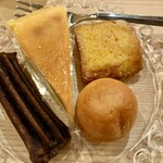 串ノ紋 - 丸いのは中に苺のクリームが入ってました✨