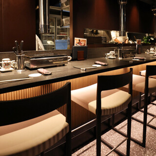 カウンター席・テーブル席を完備し、幅広い利用シーンに対応