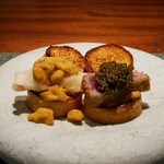 蒼洋軒 - 長井 さかな人長谷川さんより神経〆羽太のフリットと青森 塩谷魚店より北紫雲母 鮪のレアカツとフレッシュキャビア オシェトラ ブリオッシュのスライダー 2種