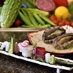 龍潭 - 料理写真:2025年7月10日(木)～9月30日(火)「龍豊」は活アワビの鉄板焼き仕立てまたは和食レストラン「真南風」とのコラボレーションによる鮮魚のお造りのいずれかをお選びいただける、贅を尽くしたコースディナー