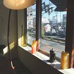 Cafe Crema - 窓辺のソファ席。