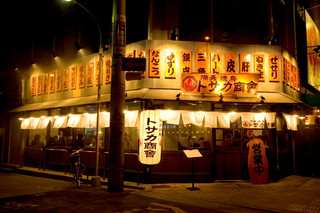 Binchou Yakitori Tosaka Shoukai - 千日前通り沿い。店内のにぎやかな雰囲気が外にまで伝わる店構え