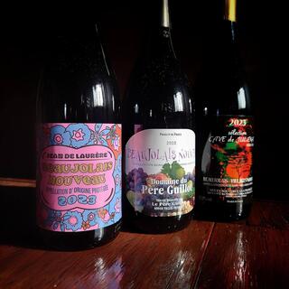 肉の旨味を引き立てるお酒が勢揃い。こだわりのグラスでご提供