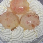F - 白桃のデコレーションケーキ