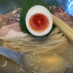宍道湖しじみ中華蕎麦 琥珀 - コシのある中太ストレート平打ち麺とジュレスープがよく絡んで美味い