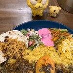 アアベルカレー - 副菜もたっぷり　※私は最後に、あまり混ぜないで、食べるタイプ
