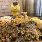 アアベルカレー - 上に乗ってるの、スパイス玉子でしたよ　※大きもなくて、白身が多くて、カレーに負けて、スパイスさも弱く、想像と違った