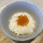 宍道湖しじみ中華蕎麦 琥珀 - 麺を食べ終わるタイミングで供されるミニイクラ丼