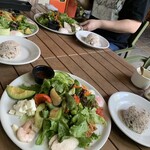 ハナファーム キッチン - 十五穀米、少なく見えるけど、この量のサラダと一緒に食べると足りちゃう！