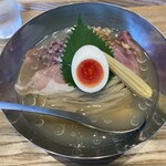 宍道湖しじみ中華蕎麦 琥珀 東京本店 - 綺麗な麺線と彩鮮やかなトッピングが琥珀色のジュレスープから覗く