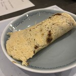 川端 - クレープの中には鶏肉や白髪ねぎやきゅうり特製ソース