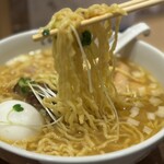 磨宝の鶏中華そば てらうち - この中太平打ち縮れ麺がスープと相性が徳次郎〜