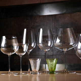 それぞれのワインや日本酒に合わせて最適なグラスをセレクト