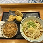 つくもうどん - とりめしセットぶっかけ冷半額300円＾＾トッピングに半熟たまご天にとり天2つ　　とりめしが炊き立てっぽくて最高でした(いつもはちょっと硬くなってるｗ)