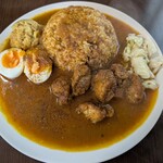 スパイスカレー ガンダーラ - スパイスチキンカレーの大盛り、半熟卵のトッピング