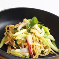 生パスタ　キタッラ　白烏賊と九条ネギの自家製檸檬胡椒焼きそば　豆もやし