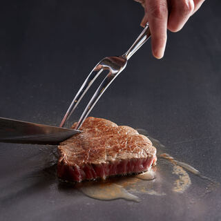 対面調理。目の前で焼きあがる出来たての逸品をご堪能あれ