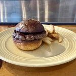 BurgerPOLICE - Salt Burger
      塩バーガー
      【パティ/バター】
      あえてシンプルに作ることで黒毛和牛本来の味を楽しめるバーガー。