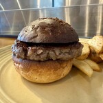 BurgerPOLICE - 旨味を引き出すための最低限の塩で味付けしたパティをご堪能いただけます。