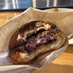 BurgerPOLICE - 　パティの焼き加減は、ミディアム・レア♡  香ばしい♡バンズの香りと食感♡そして、和牛のお肉の旨みを存分に引き出したパティの旨みと食感♡