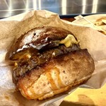 BurgerPOLICE - ソースは使われてなくても、それぞれの旨みが口の中で舞い踊る♡
      口の中と脳の思考は、お祭り状態♡･:*+.\(( °ω° ))/.:+♡