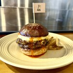 BurgerPOLICE - The Burger
      ザ・バーガー
      【パティ/オニオンソテー/ボロネーゼ/卵／ニンニクペースト】