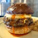 BurgerPOLICE - 旨味たっぷりの和牛…・
      塩バーガーとは違った和牛バーガーを味わえる逸品♡