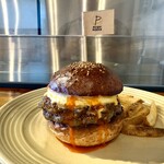 BurgerPOLICE - 和牛ひき肉と赤ワイン、野菜を3日間かけて作る特製ボロネーゼ。埼玉県の田中農場で採れた濃厚な卵。
      醤油をたっぷり染込ませたオニオンソテー。