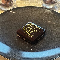 ベージュ アラン・デュカス 東京 - 