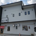 めん一番 - 白を基調としたシックな外観♪