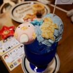 ピージーカフェ - ペンギンアイス入り大福、青色のバニラアイス
