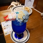 ピージーカフェ - 青いアイスのクリームソーダ