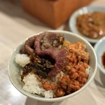 焼肉 三宝苑 - キムチ納豆、ゴマの葉みそ漬け、イカの塩辛、三宝苑ロース乗せご飯