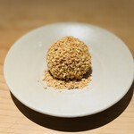 ヤウメイ - アーモンドの衣の黒胡麻団子
