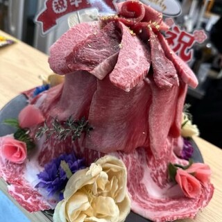 事前予約制のスペシャルな「肉ケーキ」◎お祝い等におすすめ！