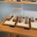 アトリエ ド フロレンティーナ - 陳列台に並ぶフロランタン①