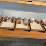 アトリエ ド フロレンティーナ - 陳列台に並ぶフロランタン②