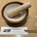 名代とんかつ かつくら - ゴマすって、ここにソース入れます