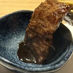 にく稲 - 黒ニンニクタレをつけていただく一品。