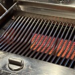 にく稲 - 特別なロースターで、うまみを閉じ込めてしっとり焼くから柔らかい！匂いも炎も煙も出なくてびっくりします。