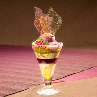 シャインマスカットと 巨峰のパフェ