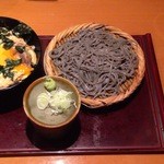 高田屋 - 炭火焼鶏の親子丼とごまそばのセット880円