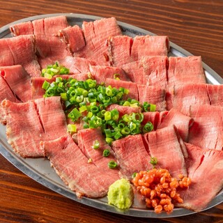 黒毛和牛頬肉を5時間かけて仕上げた特製ローストビーフは必見