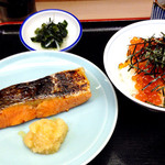 季節料理 魚竹 - ランチ：いくら丼と銀鮭