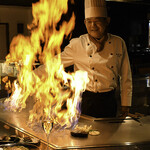 ハンバーグステーキ 松喜屋 - 目の前の鉄板で調理いたします。