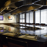 ハンバーグステーキ 松喜屋 - ２２席の鉄板カウンター席